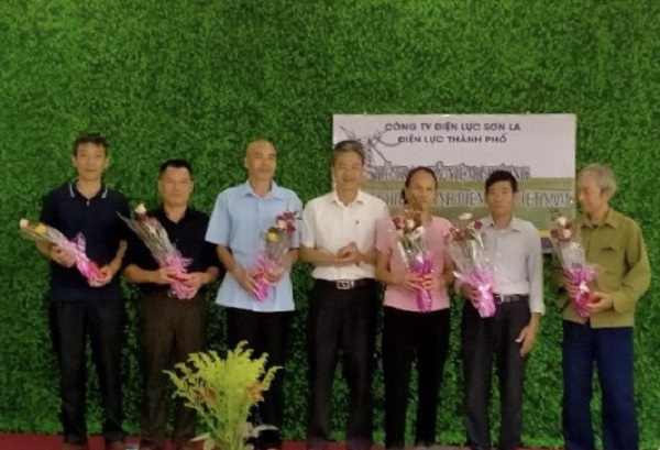Điện lực Thành phố: Tổ chức trao kỉ niệm chương vì sự nghiệp Điện lực Việt Nam cho CBCNV 

